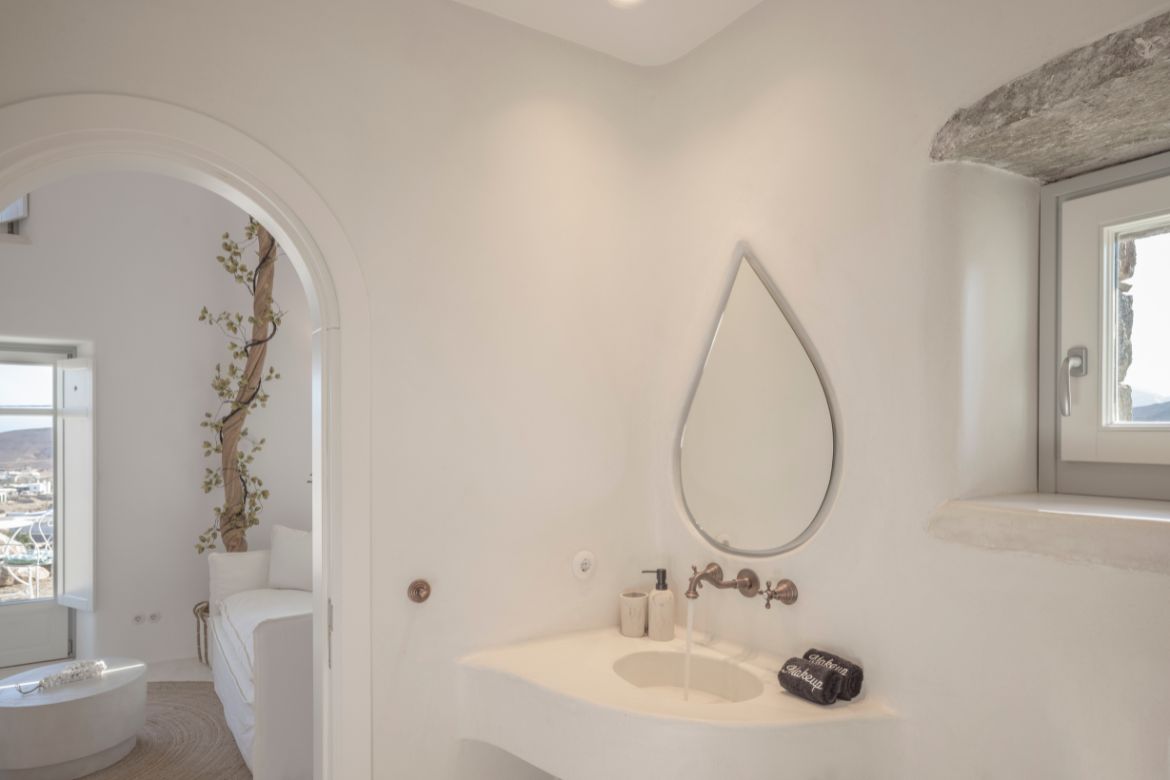 suite to stay in Mykonos bathroom