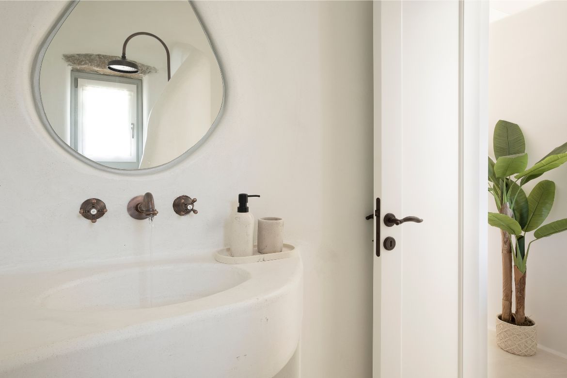 traditional bathroom in Mykonos suite