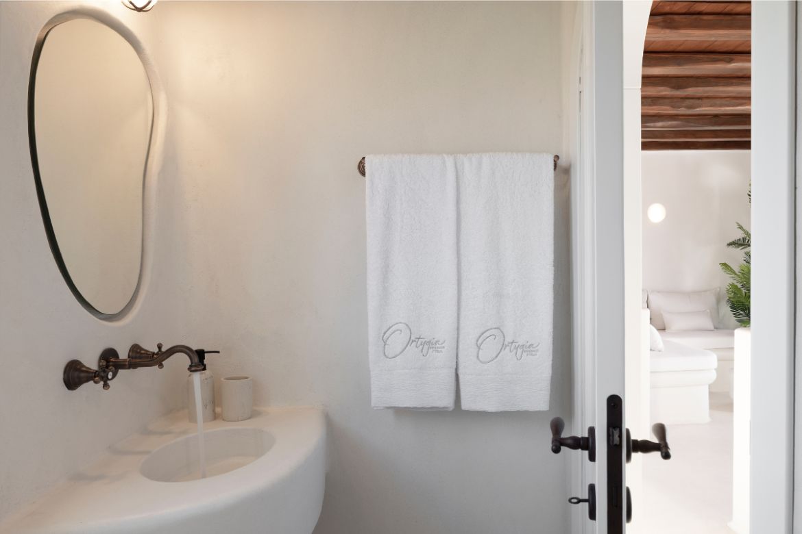 suite to stay in Mykonos bathroom