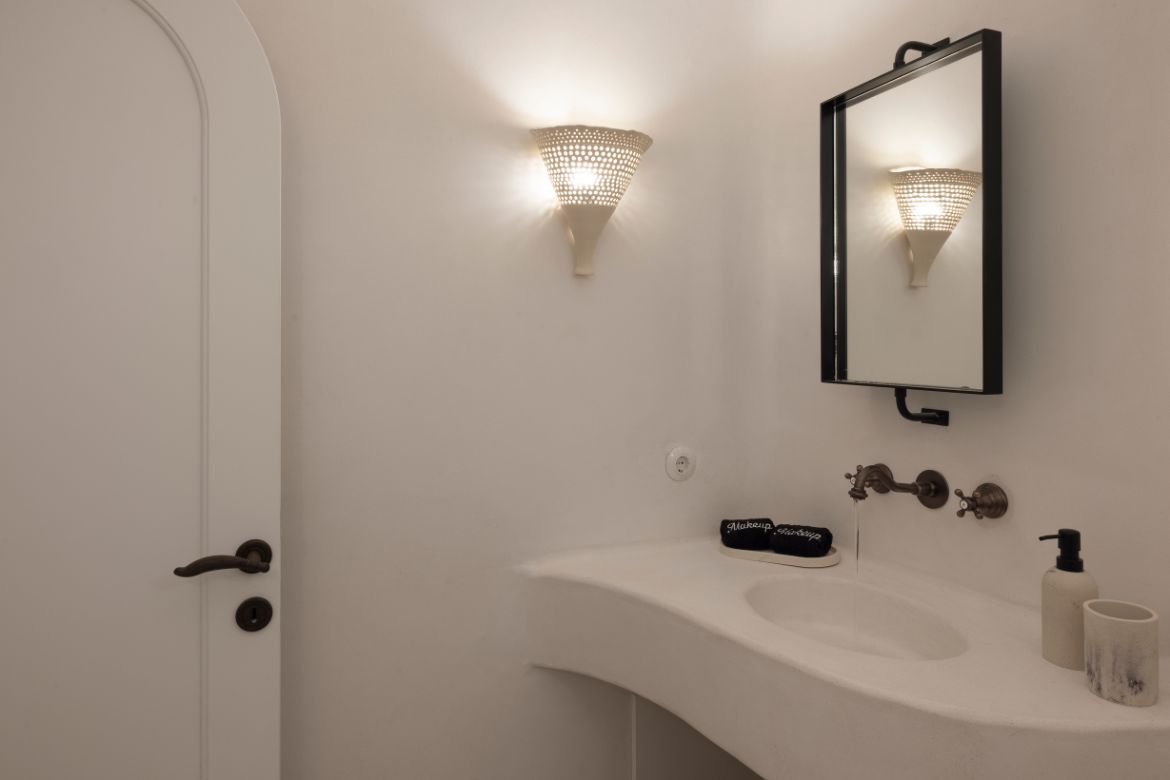 suite in Mykonos luxurious bathroom